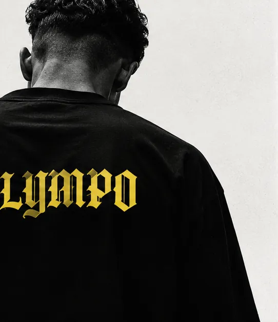 Camiseta negra con OLYMPO en amarillo a la espalda